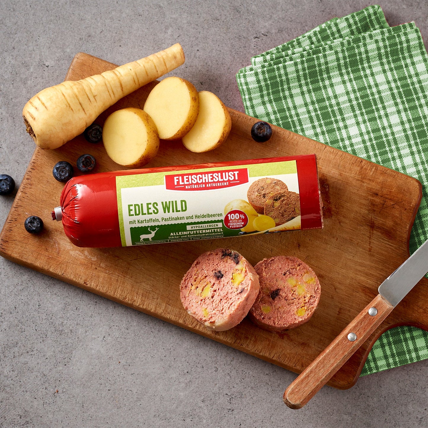 Edles Wild mit Kartoffeln, Pastinaken und Heidelbeeren